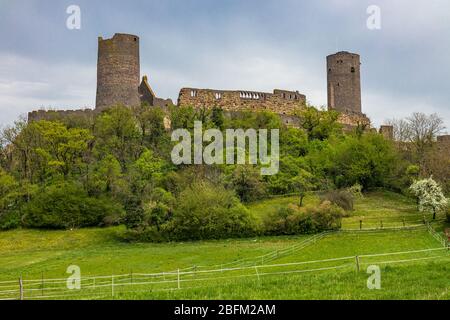 Burg Münzenberg, eine Ruine aus dem Hochmittelalter in der Stadt Münzenberg, Wetteraukreis, Hessen, Deutschland Stockfoto