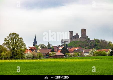 Blick auf die Stadt Münzenberg mit der Burg Münzenberg, einer Burgruine aus dem Mittelalter  LW AT  , Wetteraukreis, Hessen, Deutschland Stockfoto