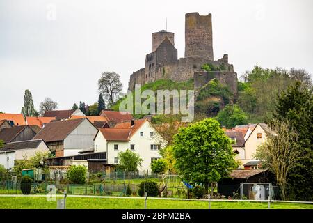 Blick auf die Stadt Münzenberg mit der Burg Münzenberg, einer Burgruine aus dem Mittelalter  LW AT  , Wetteraukreis, Hessen, Deutschland Stockfoto