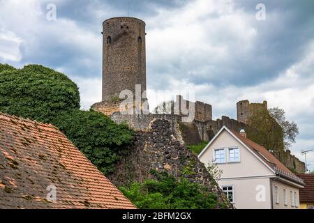 Burg Münzenberg, eine Ruine aus dem Hochmittelalter in der Stadt Müzenberg, Wetteraukreis, Hessen, Deutschland Stockfoto