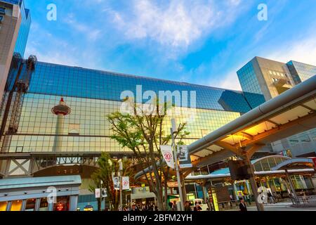 Kyoto, Japan - 27. April 2017: Kyoto-Turm mit Aussichtsplattform, reflektiert auf der Glasfassade des Stationsgebäudes von Karasuma-Seite. Die Kyoto-Station ist eine Stockfoto