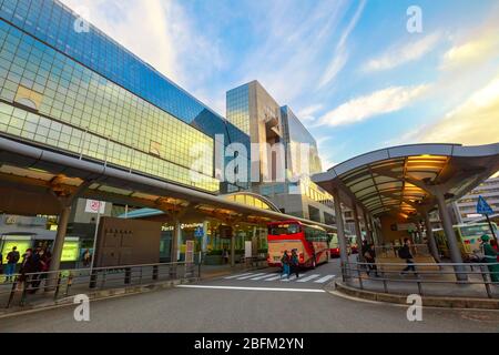 Kyoto, Japan - 27. April 2017: Eingang des Kyoto-Bahnhofsgebäudes von der Karasuma-Seite, vor dem Busbahnhof. Der Bahnhof Kyoto ist ein großer Bahnhof Stockfoto