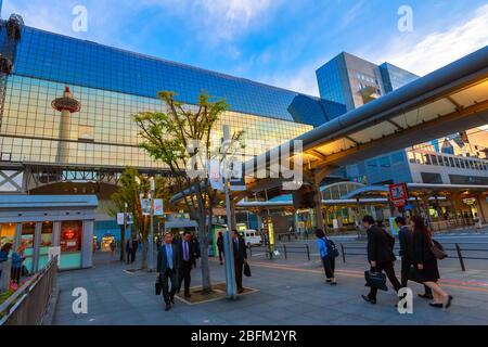 Kyoto, Japan - 27. April 2017: asiatische Menschen und Pendler am Bahnhof Kyoto. Kyoto Tower mit Aussichtsplattform, spiegelt sich auf der Glasfassade des Bahnhofs Stockfoto