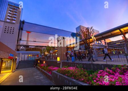 Kyoto, Japan - 27. April 2017: Kyoto-Turm mit Aussichtsplattform, reflektiert auf der Glasfassade des Stationsgebäudes von Karasuma-Seite. Die Kyoto-Station ist eine Stockfoto