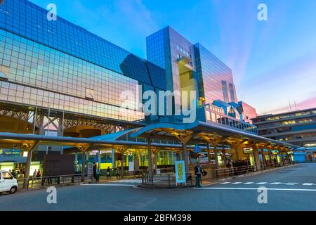 Kyoto, Japan - 27. April 2017: Eingang zum Bahnhof von Kyoto von der Karasuma-Seite, vor dem Busbahnhof. Der Bahnhof Kyoto ist eine große Eisenbahnstrecke Stockfoto