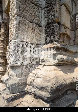 Detail der Reliefschnitzerei von Apsara-Tänzern in der Hindu-Mythologie, auf dem Wat Bakong, einem antiken Tempel in Angkor Wat, Siem Reap, Kambodscha Stockfoto