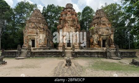 Preah Ko Hindu Tempelfassade, mit Skulpturen und verzierten Backstein Stupas, in Angkor Wat historischen Komplex, Siem Reap, Kambodscha Stockfoto