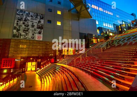Kyoto, Japan - 27. April 2017: Blick auf Daikaidan oder Grand Stairway in der Dämmerung mit Lichteffekten im Kyoto Bahnhof, einem großen Bahnhof und Stockfoto