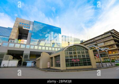 Kyoto, Japan - 27. April 2017: Eingang des Kyoto-Bahnhofsgebäudes von der Karasuma-Seite, einem großen Bahnhof und Verkehrsknotenpunkt in Kyoto und Stockfoto