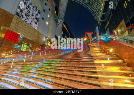 Kyoto, Japan - 27. April 2017: Blick von unten auf den Daikaidan Grand Stairway mit Lichteffekten im Kyoto Bahnhof, einer großen Eisenbahnstrecke Stockfoto