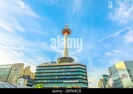 Kyoto, Japan - 27. April 2017: Stadtbild des Kyoto Tower Hotels mit Aussichtsplattform über der Spitze und dem Fuß des Leuchtturms vor Stockfoto