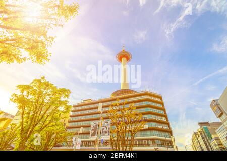 Kyoto, Japan - 27. April 2017: Kyoto Tower Hotel Gebäude mit Aussichtsplattform über der Spitze und der Basis von Leuchtturm-förmigen, vor Kyoto Stockfoto