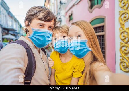 Mama, Papa und Sohn Touristen in medizinischer Maske auf der Straße im portugiesischen Stil Romani in Phuket Stadt. Auch Chinatown oder die Altstadt genannt. Reisen Stockfoto
