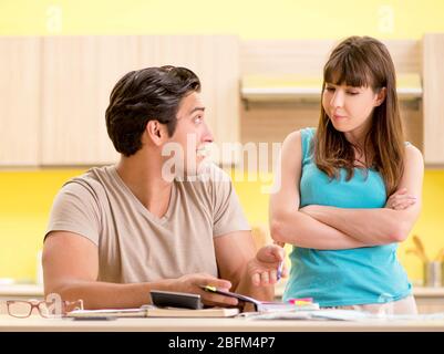 Die junge Familie kämpfen mit Personal Finance Stockfoto