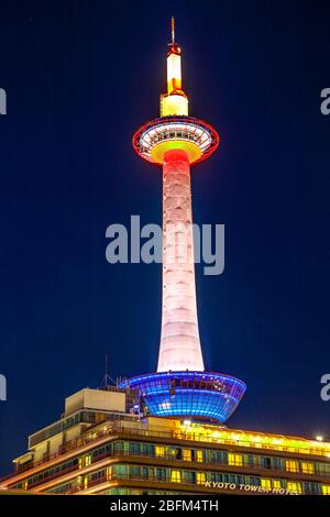 Kyoto, Japan - 27. April 2017: Kyoto Tower mit Aussichtsplattform bei Nacht beleuchtet. Der Leuchtturm, der die Stadt Kyoto beleuchtet. Stockfoto