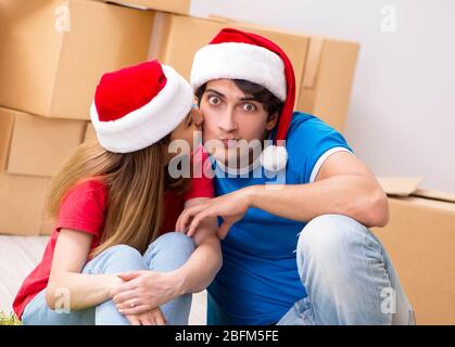 Die junge Familie Weihnachten im neuen Haus feiern. Stockfoto