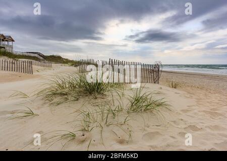 Sanddünen und Morgenhimmel auf der Emerald Isle in North Carolina. Stockfoto