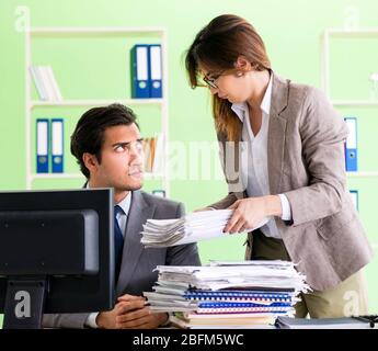 Die Menschen leiden unter übermäßiger Arbeit der Mitarbeiter Stockfoto