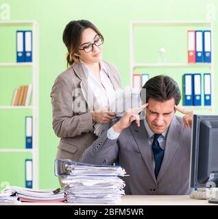 Die Menschen leiden unter übermäßiger Arbeit der Mitarbeiter Stockfoto