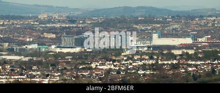 Renfrew, Großbritannien. April 2020. Bild: Panorama-Luftansicht das Queen Elizabeth University Hospital (QEUH) ist auch bei den Menschen als Todesstern bekannt, wegen seiner ‘X-Form', wie man sie beim Überfliegen sieht. Die Coronavirus (COVID-19) Krise bis heute in Großbritannien bestätigte Fälle von infizierten Menschen sind 120,067 mit 16,060 Toten. Quelle: Colin Fisher/Alamy Live News Stockfoto