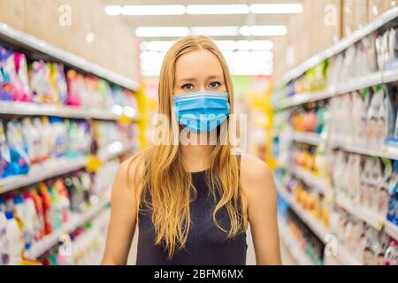 Alarmierte Frau trägt medizinische Maske gegen Coronavirus beim Lebensmitteleinkauf im Supermarkt oder Laden- Gesundheit, Sicherheit und Pandemie-Konzept - jung Stockfoto