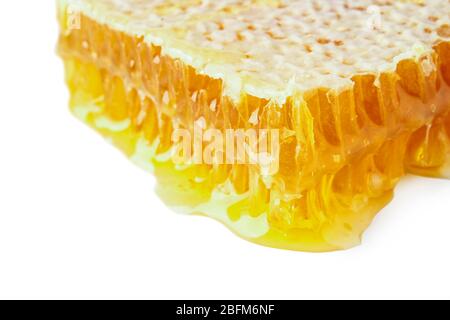 Bienenwaben mit Honig Nahaufnahme auf weiß isoliert Stockfoto