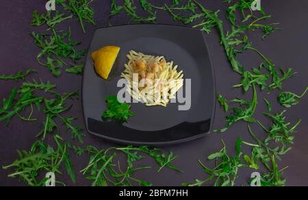 Italienisches Trofie-Gericht mit Garnelen und Bottarga, italienische Küche Stockfoto