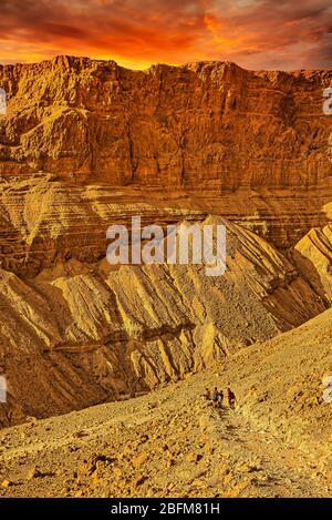 Masada (Massada) ist eine der beliebtesten Touristenattraktionen Israels: Alte Festung mit Blick auf das Tote Meer in der Judäischen Wüste Stockfoto