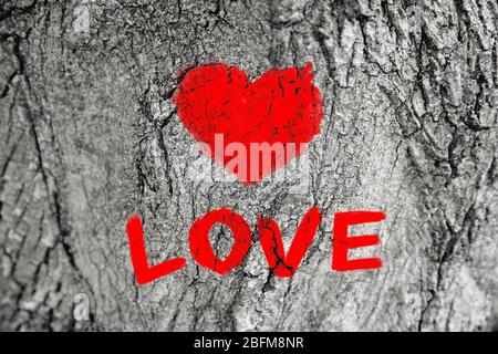Rotes Herz auf alten Holzwand Hintergrund gemalt Stockfoto