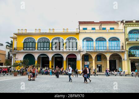 havana Street Scene, alte Oldtimer in havanna, kuba havanna, havana Straßen, havanna Denkmäler, Menschen in havanna Straße, kubanische Straßen, kubanische Menschen, Reisen Stockfoto