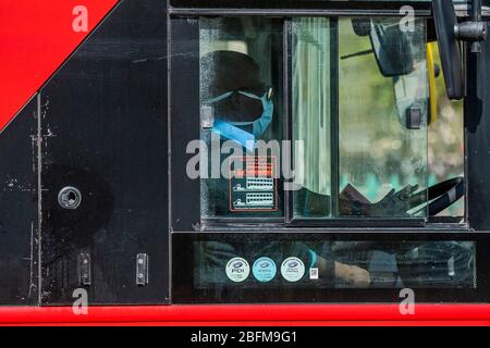 London, Großbritannien. April 2020. Ein maskierter Busfahrer mit einem Abzeichen zur Erholung langsam - Central London ist ziemlich überfüllt, wenn die Sonne wieder herauskommt. Die "Lockdown" geht weiter für den Ausbruch des Coronavirus (Covid 19) in London. Kredit: Guy Bell/Alamy Live News Stockfoto