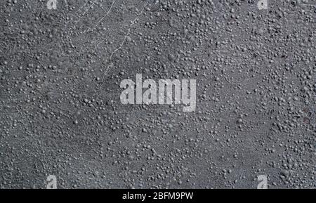 Die Textur der alten grauen Wand. Grunge, Steampunk, Rock, Vintage. Ungleichmäßiger, schmutziger, rauer Hintergrund Stockfoto
