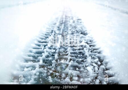 Autoreifen auf Winterdienst Stockfoto