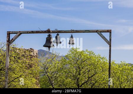 Kirchenglocken im Kloster Jvari in der Nähe von Tiflis in Georgien Stockfoto