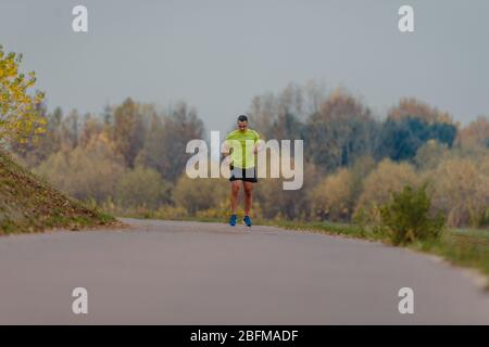 Sportlicher älterer Mann in Sportkleidung, der im Freien läuft Stockfoto