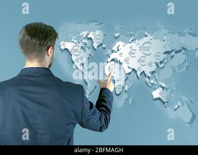 Strategie für den geschäftlichen Erfolg. Geschäftsmann in Anzug etwas auf Weltkarte Hintergrund vorstellen Stockfoto