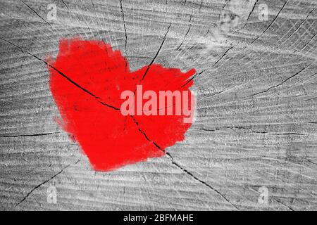 Rotes Herz auf alten Holzwand Hintergrund gemalt Stockfoto
