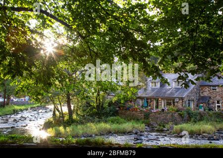 Ein Steinhaus am Afon Colwyn Fluss in Beddgelert, Snowdonia, Wales Stockfoto