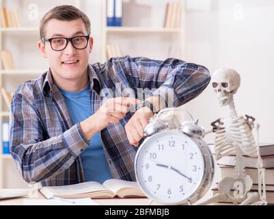 Der Student und Skelett Vorbereitung auf Schule Prüfungen Stockfoto