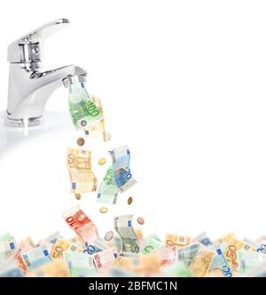 Geld fällt aus dem Wasserhahn isoliert auf weiß Stockfoto