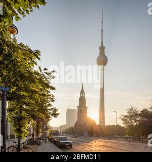 Berliner Fernsehturm und St. Marien Kirche bei Sonnenaufgang Stockfoto
