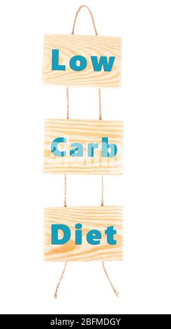 Holzbretter mit Text Low Carb Diet isoliert auf weiß Stockfoto