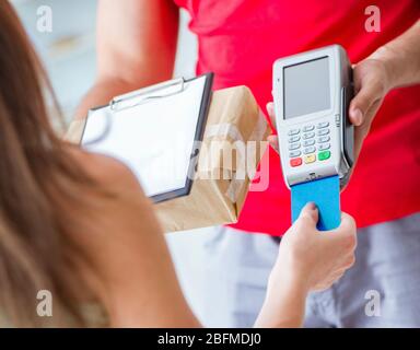 Die Paketzustellung mit Pos und Kreditkarte bezahlt werden Stockfoto