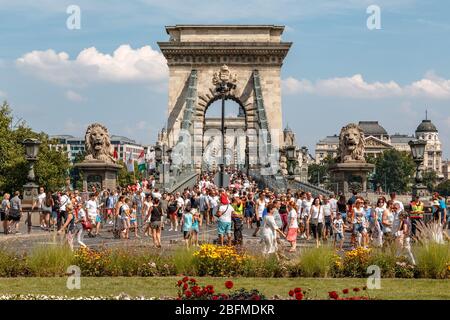 Menschenmassen, die am Stephanstag in Budapest die Szechenyi Kettenbrücke überqueren Stockfoto