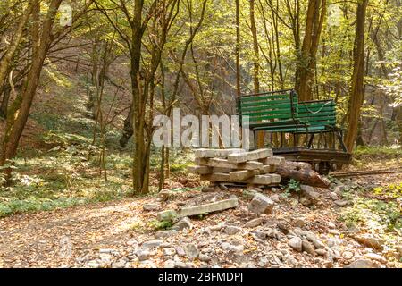 Ein Gebiet, wo der Csarna-Bach eine Brücke auf dem Kemence Forest Train weggespült hat Stockfoto