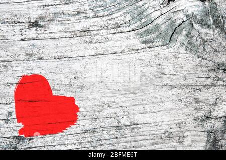 Rotes Herz auf alten Holzwand Hintergrund gemalt Stockfoto
