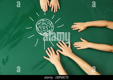 Kinder Hände auf blackboard Hintergrund Stockfoto