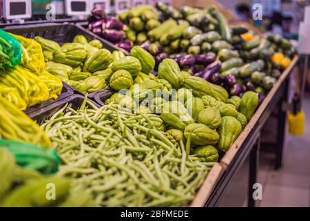 Frisches Bio-Gemüse und Obst im Regal im Supermarkt, Bauernmarkt. Gesunde Ernährung. Vitamine und Mineralstoffe. Tomaten, Paprika, Gurken Stockfoto