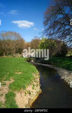 Großbritannien, South Yorkshire, Barnsley, Litherop Lane Bridge und der Fluss Dearne in der Nähe von High Hoyland Stockfoto