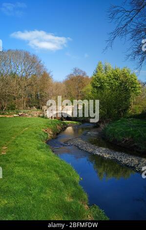 Großbritannien, South Yorkshire, Barnsley, Litherop Lane Bridge und der Fluss Dearne in der Nähe von High Hoyland Stockfoto